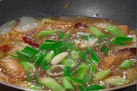 白菜炖粉条要怎样做才好吃？教你一招，汤汁浓郁，口味醇厚好吃