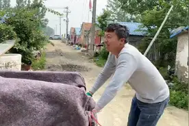 #农村生活# 欢乐的农民伯伯在乡间劳作，笑容灿烂！视频封面