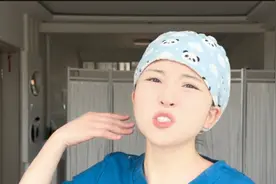 小时候我妈就给我用酒精，我疼的嗷嗷哭，她让我憋回去