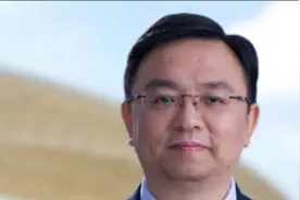 人物解说，比亚迪创始人王传福从寒门到首富，时刻不忘嫂子的恩情视频封面