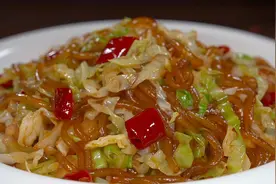 包菜炒粉条怎么做才好吃？原来饭店是这样做的，筋道爽滑不粘不坨视频封面
