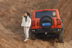 坦克300女司机要开轿车越野，桑塔纳司机上头了？女司机太生猛