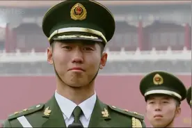 央视上最感人的一幕，中国战士保家卫国七年没有回家，众人落泪视频封面