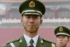 央视上最感人的一幕，中国战士保家卫国七年没有回家，众人落泪视频封面