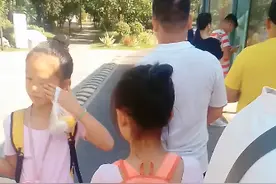 小学生满头大汗，三十五度高温天气。视频封面