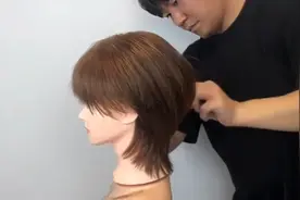 改良后的狼尾发型，简单又时尚，绝对很流行