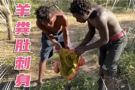 大口吃肉大口喝汤，非洲土著在野外狩猎，用羚羊肉炖的十全大补汤视频封面