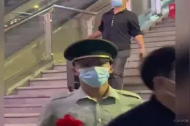 退伍季女友接站名场面，女友手捧鲜花迎接兵哥哥回家视频封面