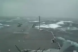 原来航母在风浪中是这样行驶的，还是大船好呀，抗风浪能力强