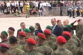 德国在俄罗斯边境附近立陶宛部署军队，这是自1945年以来首次视频封面