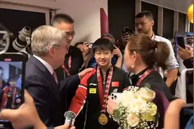 高清版本！日媒拍摄，巴赫与孙颖莎会面，莎莎真是落落大方。