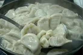 洋葱配猪肉调馅做饺子，没想到这么好吃，馅嫩多汁，孩子连吃20个