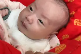 小宝宝出生第一次回家，一家人都在家门口迎接，太有仪式感了视频封面