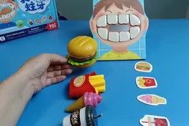 小男孩喜欢吃我的汉堡！视频封面