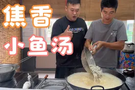 农村大厨准备午饭，现场油炸白条鱼，制作焦香小鱼汤，酸辣爽口！