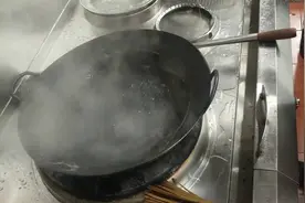 看看酒店大厨如何制作红烧牛肉  你学会了吗 视屏有点长 可以快进