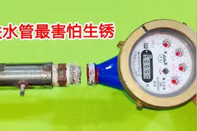 原来铁管生锈用一个口罩就能拆下来，不用敲不用砸，轻轻一拧就掉