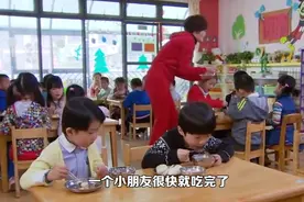 幼儿园俩孩子打架，老师不问缘由就批评孩子，奶奶处理方式太赞了