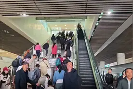 西安北站内换乘真方便，从下车到候车不到2分钟，太给力了视频封面