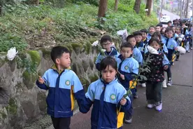 雨城中信幼儿园雅安烈士陵园献花，清明祭奠革命先烈视频封面