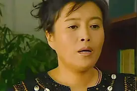 交警拦下车牌号A8888的奔驰，车主的身份让他大吃一惊视频封面