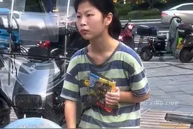 残疾19岁姐姐靠摆摊抚养六岁的弟弟视频封面