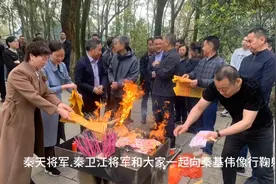 秦天中将和秦卫江中将回红安老家拜祭父亲秦基伟！视频封面