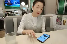 香港街头终于找到吃饭地方！美女说吃完饭去刘德华家楼下来个偶遇视频封面