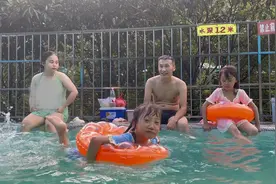 温州38度高温天气，孩子们第一次到游泳馆游泳，开心的不得了视频封面