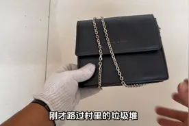 垃圾堆捡到一个女士皮包，打开一看尴尬了，里面丢弃大量私人物品视频封面