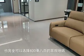 还是灰色瓷砖最耐看，客厅大砖通铺明亮高级，卧室木地板温馨舒适