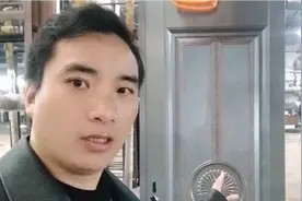 锌合金别墅大门还是最受欢迎的，款式花型特别好看，价格又便宜