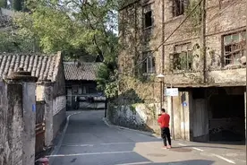 合川盐井老街依山傍水，青砖黛瓦，镂空墙洞仍能感受到昔日的繁华视频封面