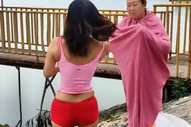 不管你几岁只要下决心，五十岁大妈学游泳也不迟，学游泳不分年龄视频封面