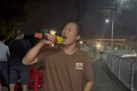 路边唱歌男子成功翻唱谭咏麟《一生中最爱》观众都听哭了