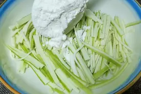 丝瓜切成丝加一勺面粉，出锅就是一道好吃的美食，鲜香味美真解馋视频封面