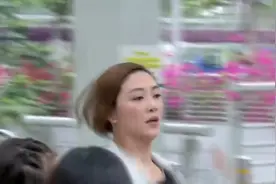 女人火车站帮忙抱孩子，谁知莫名成人贩子，被警察带走。视频封面