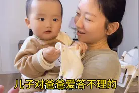宝宝跟爸爸不亲了，也不让爸爸抱，爸爸伤心失落，妈妈幸灾乐祸～