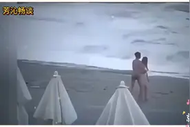 一对情侣在海边女子被浪给冲走了#海边漫步#情侣的浪漫时光视频封面