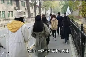 某某科技学院大学生情侣在画室不雅行为被曝光视频封面