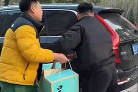 送礼的正确打开方式：送对方有钱却又舍不得买的东西！视频封面