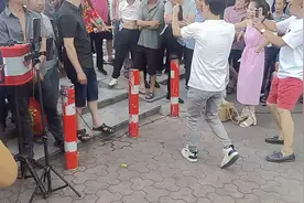 疯丫头又出来卖唱了，#疯丫头主题曲