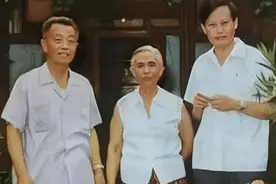 1971年，杨振宁与岳父母在北京合影，岳父杜聿明手夹香烟气宇轩昂视频封面