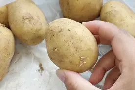 土豆去皮不用买削皮刀，只用一个勺子，去皮干净快速，方法简单