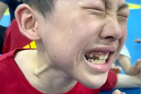 跆拳道暑假训练，挠痒痒加劈叉，看看孩子们笑的多开心视频封面