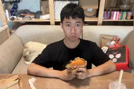 王甜心回归拍吃饭视频，给狗子吃肯德基，小黑粉变少了，真开心