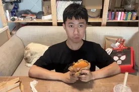 王甜心回归拍吃饭视频，给狗子吃肯德基，小黑粉变少了，真开心