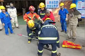 广西一厂区发现一条大蟒蛇，消防员助力捉拿到野外放生