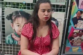 俄国妹子纪念照 街头艺术家都是高人，没几把刷子真接不了这活！