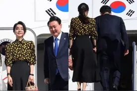 韩国第一夫人又装嫩成功了，穿印花衬衫，拎彩虹手袋少女感满满视频封面